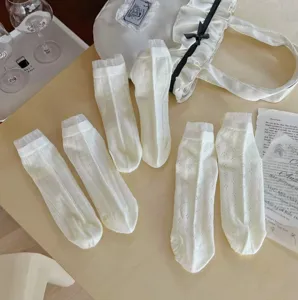 Chaussettes mi-mollet blanches en dentelle filet été doux respirant creux volants pour femmes