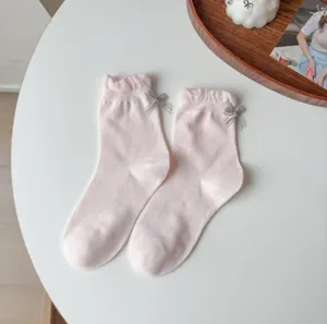 Süße rosa Rüschen-Wadensocken mit grauer Schleife für Damen bequeme Baumwolle Alltag