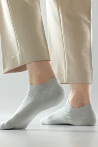 Details zu flachen Herren Socken, atmungsaktive unsichtbare Bootssocken in hellgrau.