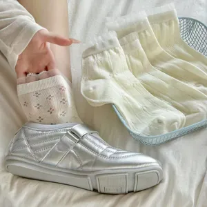 Chaussettes courtes d'été en maille dentelle volants pour femmes, design creux nœud doux détail.