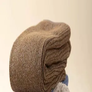 Calcetines termicos invierno punto grueso detalle textura marron media caña frio equipo primer plano