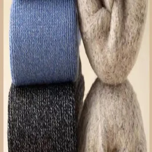 Detalle de calcetines de invierno gruesos y cálidos, textura de punto suave para el frío.
