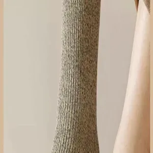 Primer plano de los detalles del calcetín con textura acanalada y material de invierno.