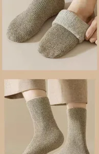 Detalle de calcetines de invierno de punto grueso con textura de lana y forro suave para días fríos.