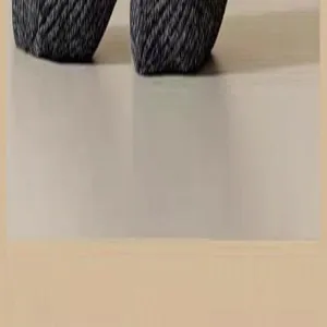 Primer plano de los detalles de los calcetines de invierno gruesos, textura suave, cálida y cómoda.