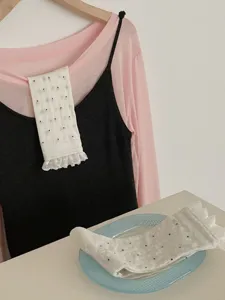 Dettaglio di calzini bianchi a pois con pizzo, cotone sottile e traspirante per l'estate.