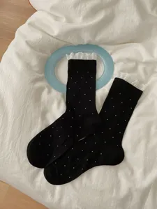Vista dettagliata calzini neri a pois con volant, calzini medi in cotone traspirante carini.