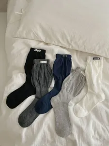 Calze lunghe slouch minimaliste, calze casual in maglia tinta unita molto comode.