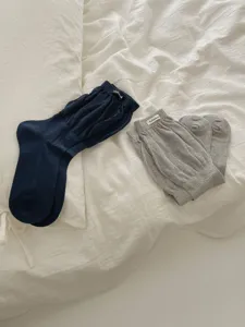 Calze lunghe minimaliste slouch con etichetta in tessuto, tinta unita, autunno inverno versatili.