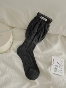 Calze lunghe e morbide in maglia grigio scuro minimalista da donna, calze tinta unita confortevoli.