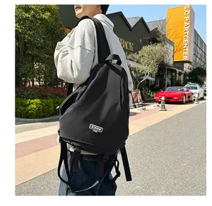 Vista dettagliata dello zaino tattico da moto nero con patch XXRR per stile streetwear.