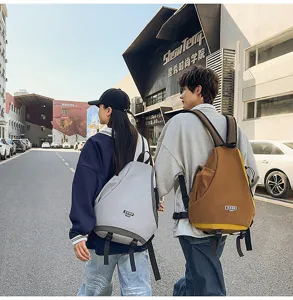 Dettaglio zaino casual in stile streetwear urbano con design ergonomico e cool.