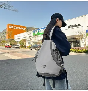 Dettaglio zaino da moto multifunzionale in stile streetwear grigio, borsa moda