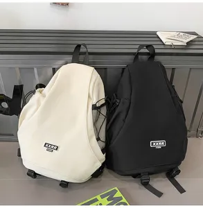 Zaino streetwear elegante dal design moderno con tasche laterali in rete per uso quotidiano.
