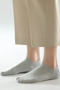 Nahaufnahme von grauen flachen Herren Bootssocken Detailansicht weiche Baumwolle Socken