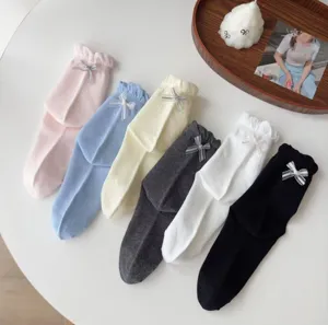 Süsse Damen Socken mit Schleife und Rüschenrand, bequeme Baumwollsocken für den Alltag.