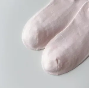 hellrosa baumwolle dünne mittlere socken detail nahansicht weiche strickstruktur