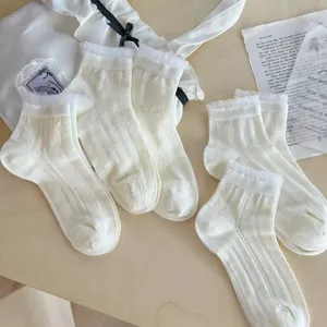Gros plan détaillé de chaussettes courtes blanches en dentelle pour femmes été.