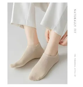 Calzini corti da donna traspiranti in beige tinta unita. Ideali per tutti i giorni.
