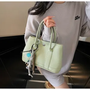 Hellgrüne PU Leder Tote Handtasche mit Henkeln und Metallverschluss für den täglichen Gebrauch.