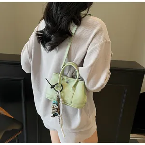 Modische Mini Handtasche für Damen, hellgrüne Schultertasche aus Leder mit charmantem Anhänger.