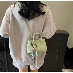 Stilvolle grüne Mini-Tasche für Damen, Umhängetasche aus Leder mit Metallverschluss-Design.