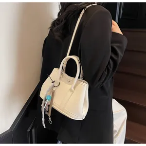 Modische Damen Umhängetasche, elegante Handtasche aus Kunstleder mit schönen Anhängern.