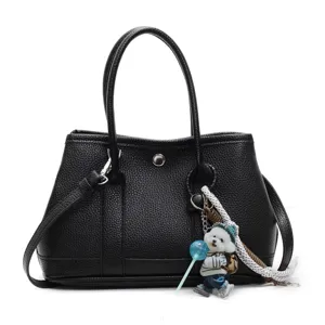 Schwarze Leder-Tragetasche für Damen, stilvolle Umhängetasche mit süßem Anhänger charm.