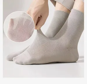 Men solid color breathable mesh cotton mid-tube socks detail display, comfortable and elastic.