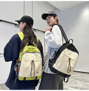 Zaino casual bicolore in stile coreano per il commuting giornaliero, scatto di dettaglio.