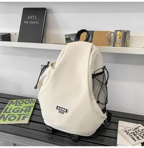 Zaino streetwear elegante con tasca laterale in rete e patch per uso quotidiano alla moda.