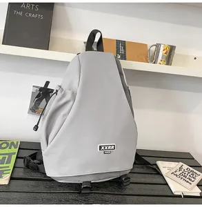 Elegante zaino monospalla grigio per uomo e donna, borsa da petto streetwear multifunzionale.