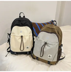 Zaino casual in-blocco di colore per l'uso quotidiano e scolastico con tasca con coulisse.