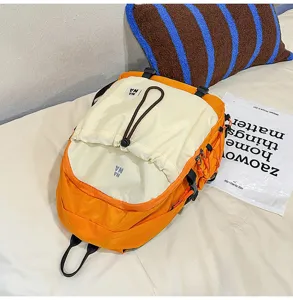 Zaino casual in nylon colorblock arancione e beige per viaggi giornalieri ed escursionismo.