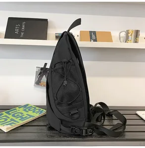 Zaino monospalla tattico da moto streetwear con tasca in rete e cinghie multifunzionali.