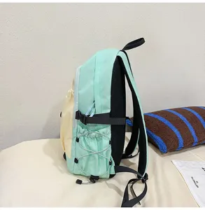 Vista di dettaglio del piccolo zaino casual bicolore con coulisse, tasche laterali e spallacci.