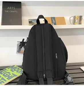 Vista dettagliata di uno zaino da moto nero multifunzionale in stile streetwear.
