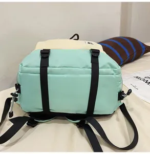 Primo piano dettagliato dello zaino casual color-block con cinghie e fibbie robuste.
