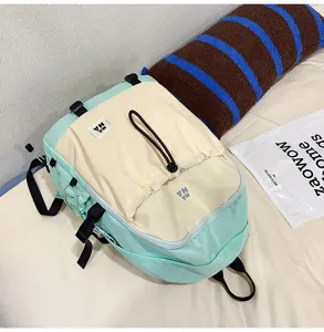 Zaino casual con coulisse a contrasto per trekking e viaggi giornalieri, verde menta e beige.