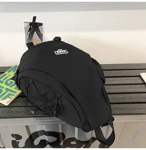 Zaino moto streetwear nero con tasca a rete e design tattico elegante e alla moda