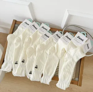 Calzini medi estivi da donna in rete JK sottile con ricamo a fiocco dolce e polsini.