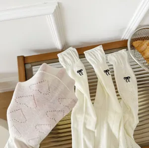 Calze estive carine da donna a tubo medio con ricamo a fiocco mesh cotone traspirante