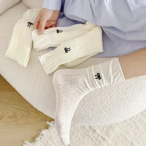 Calzini estivi medi JK in rete sottile da donna con ricamo di fiocco nero e polsino confortevole.