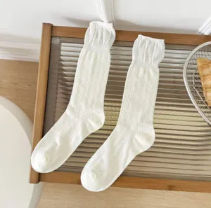 Comode calze bianche a tubo medio in cotone con design a sbuffo, perfette per stile dolce.