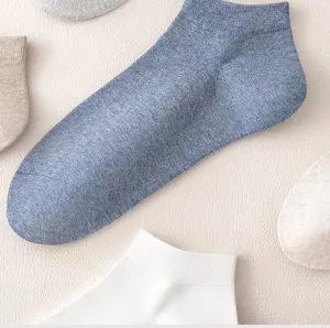Men's low-cut breathable cotton socks detail, solid color ankle socks, casual summer footwear.
