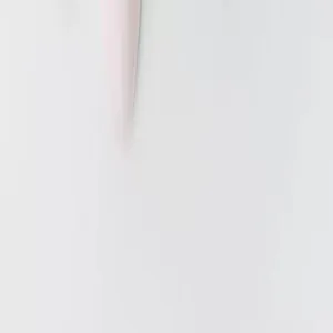 Primo piano dettaglio punta calzino cotone rosa, tessuto morbido traspirante su fondo bianco.