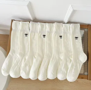 Calzini bianchi da donna a tubo medio con ricamo di fiocco nero, design estivo in rete.
