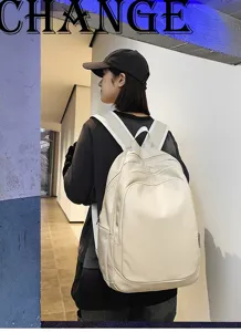 Vue d'un sac à dos de banlieue en cuir PU à grande capacité montrant le style et l'usure quotidienne.