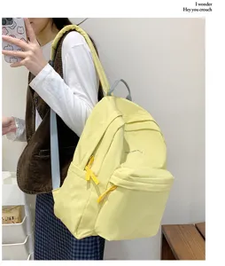 Gelber Canvas Rucksack Detail mit Fronttasche, grossem Volumen und bequemen verstellbaren Traegern.