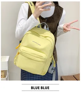 Detailansicht des großen Canvas-Schülerrucksacks mit stilvollem Buchstaben-Print-Design.